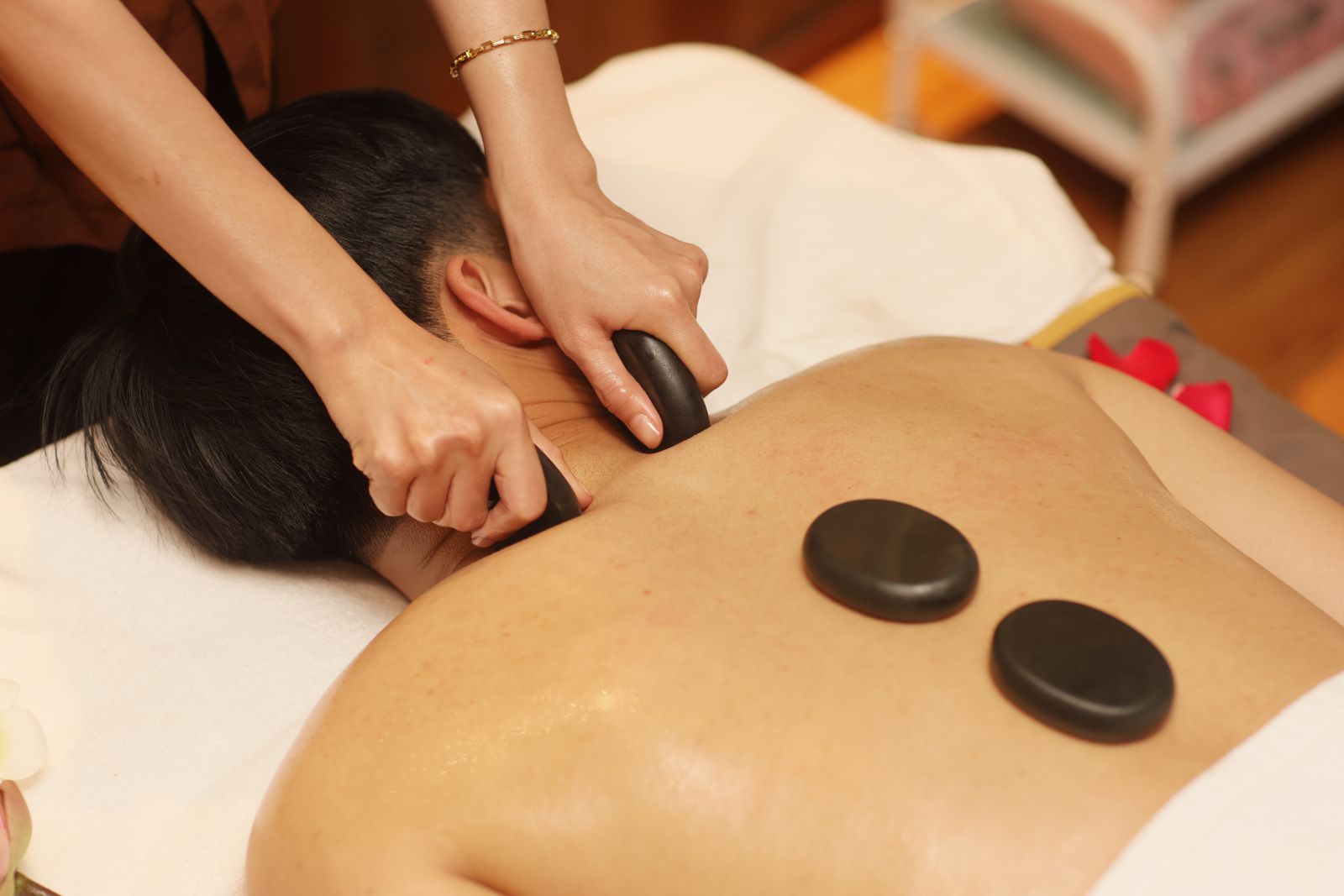 Massage bằng đá nóng