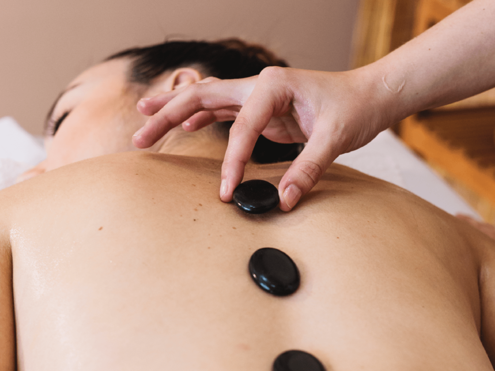 Massage đá nóng