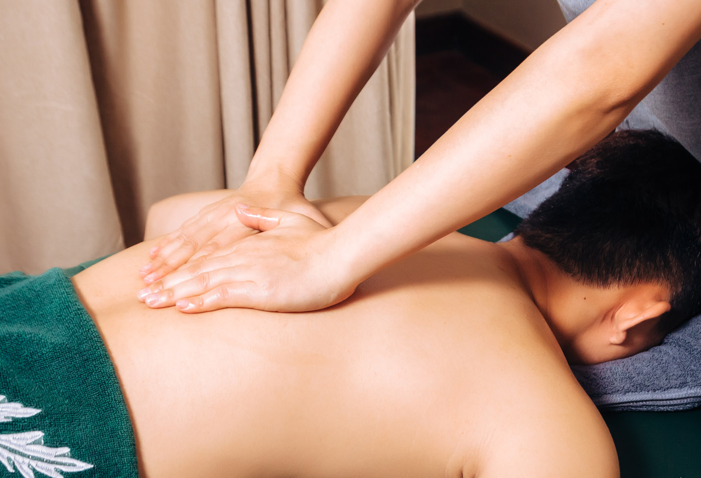 Massage trị liệu cho nam vùng thắt lưng, eo