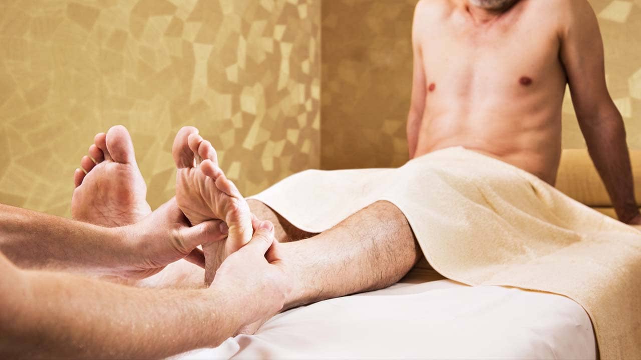 Có nên dùng tinh dầu massage body không?