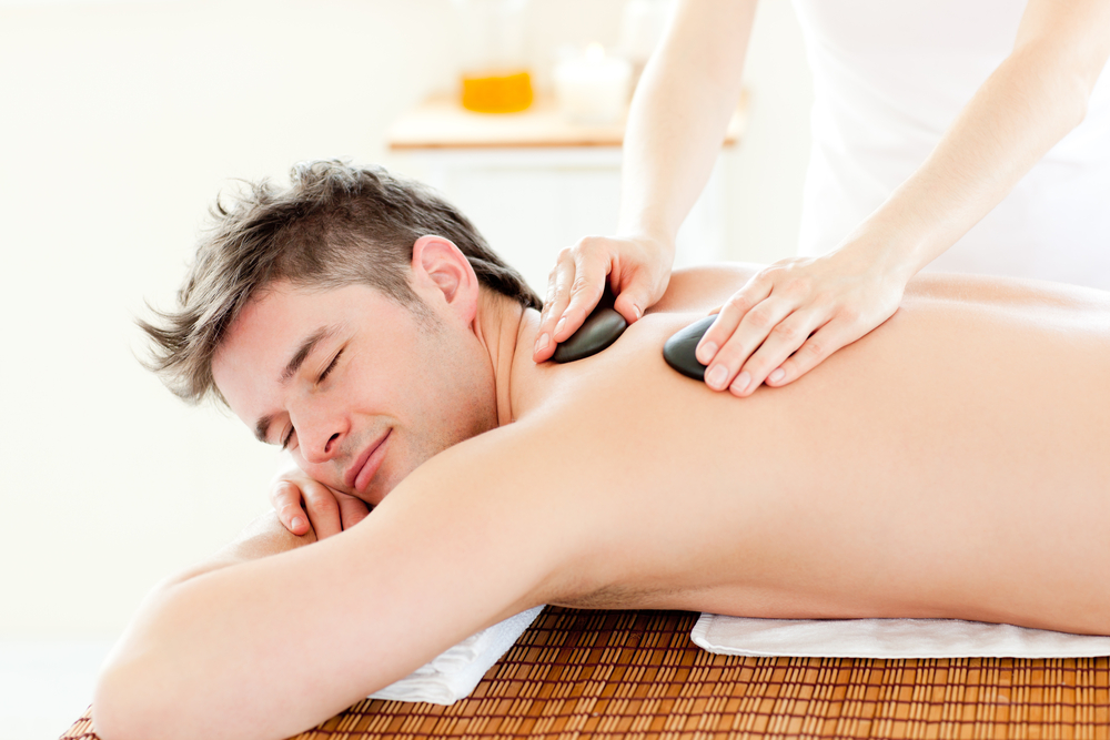Hình ảnh massage trị liệu cột sống lưng Hà Nội